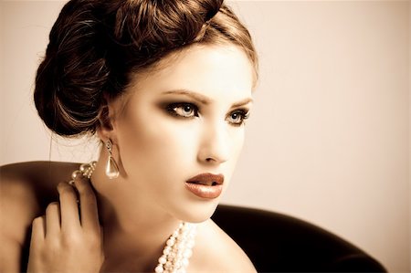 simsearch:400-04672927,k - Attractive young woman wearing a pearl necklace and earrings. Horizontal shot. Foto de stock - Super Valor sin royalties y Suscripción, Código: 400-04672876