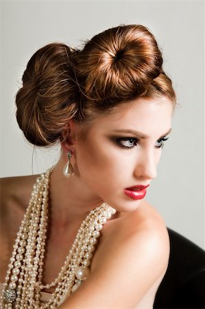 simsearch:400-04672927,k - Attractive young woman wearing a pearl necklace and earrings. Horizontal shot. Foto de stock - Super Valor sin royalties y Suscripción, Código: 400-04672878