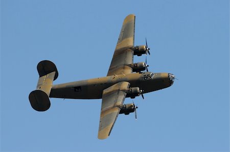 fuerza aérea - World War II era heavy American bomber Foto de stock - Super Valor sin royalties y Suscripción, Código: 400-04684446