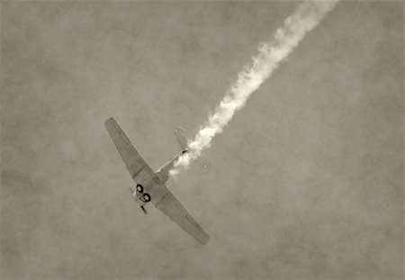 World War II era airplane diving with smoke trail Photographie de stock - Aubaine LD & Abonnement, Code: 400-04684479