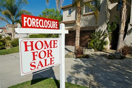 simsearch:400-04478863,k - Foreclosure For Sale Real Estate Sign in Front of Beautiful New Home Stock Photo - Budget Royalty-Free & Subscription, Code: 400-04684758