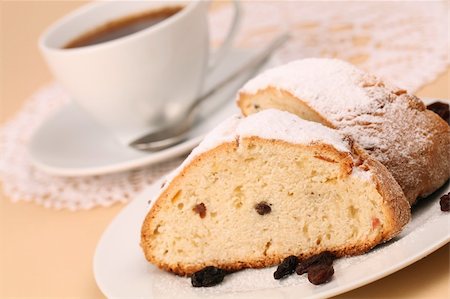 simsearch:400-04380218,k - Delicious yogurt cake with raisins and coffee Stock Photo - Budget Royalty-Free & Subscription, Code: 400-04684939