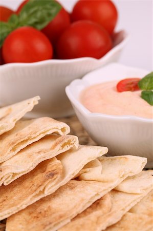 simsearch:400-07825089,k - Pieces of pita bread and a bowl with tomato dip Stockbilder - Microstock & Abonnement, Bildnummer: 400-04684930