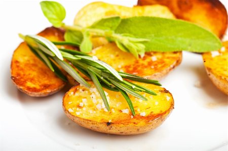 sauteeing - fried potato with a rosemary leaf Photographie de stock - Aubaine LD & Abonnement, Code: 400-04684997