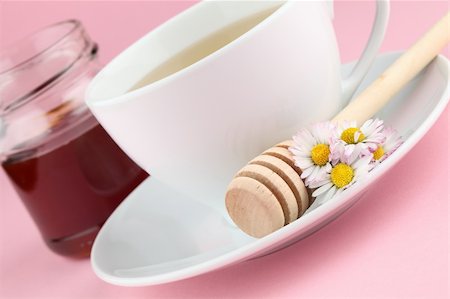 simsearch:400-04691031,k - Healthy herbal tea made from freshly picked daisies with honey Photographie de stock - Aubaine LD & Abonnement, Code: 400-04685916