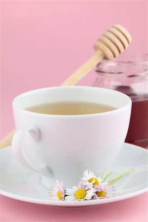 simsearch:400-04691031,k - Healthy herbal tea made from freshly picked daisies with honey Photographie de stock - Aubaine LD & Abonnement, Code: 400-04685917