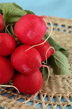 simsearch:400-07422782,k - Bunch of fresh organic radish on a straw mat Photographie de stock - Aubaine LD & Abonnement, Code: 400-04685923