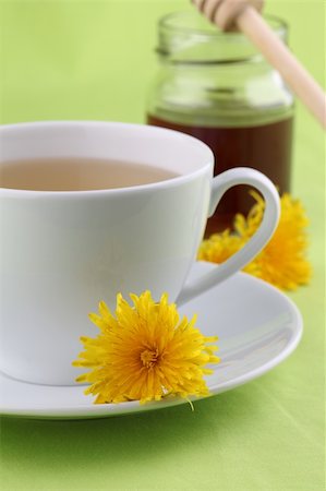 simsearch:400-04691031,k - Healthy herbal tea made from freshly picked dandelions with honey Photographie de stock - Aubaine LD & Abonnement, Code: 400-04687275