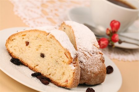 simsearch:400-04380218,k - Delicious yogurt cake with raisins and coffee Stock Photo - Budget Royalty-Free & Subscription, Code: 400-04687297