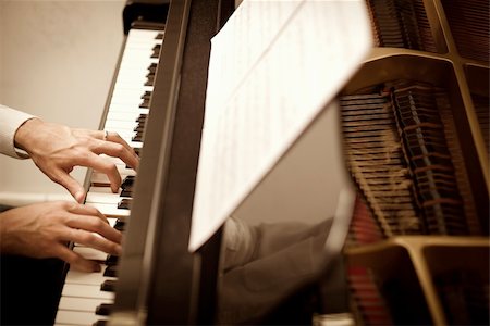 simsearch:6118-08659940,k - close up of male hands playing piano. Horizontal shape, high angle view Stockbilder - Microstock & Abonnement, Bildnummer: 400-04689072