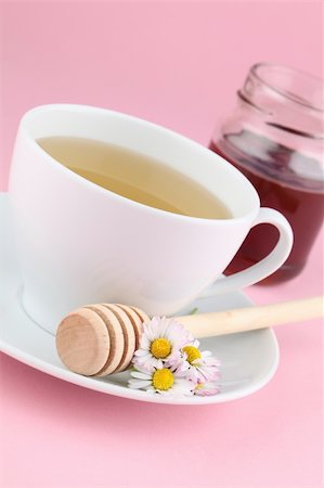 simsearch:400-04691031,k - Healthy herbal tea made from freshly picked daisies with honey Photographie de stock - Aubaine LD & Abonnement, Code: 400-04689624