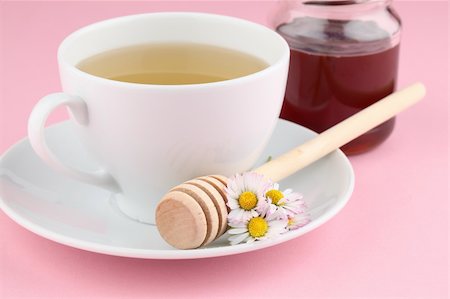 simsearch:400-04691031,k - Healthy herbal tea made from freshly picked daisies with honey Photographie de stock - Aubaine LD & Abonnement, Code: 400-04689625