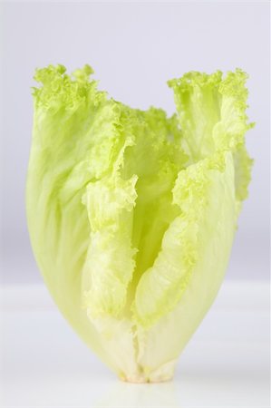 simsearch:400-05368196,k - Fresh crispy lettuce heart on white background Foto de stock - Super Valor sin royalties y Suscripción, Código: 400-04689629