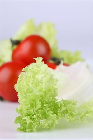 simsearch:400-05369257,k - Fresh leaves of lettuce and cherry tomatoes Photographie de stock - Aubaine LD & Abonnement, Code: 400-04689630