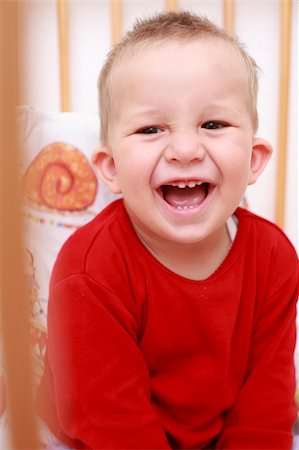 simsearch:400-04162652,k - Portrait of cute newborn laughing  in crib Stockbilder - Microstock & Abonnement, Bildnummer: 400-04680228