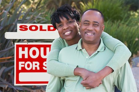 family with sold sign - Happy African American Couple in Front of Sold Home For Sale Real Estate Sign. Photographie de stock - Aubaine LD & Abonnement, Code: 400-04680482