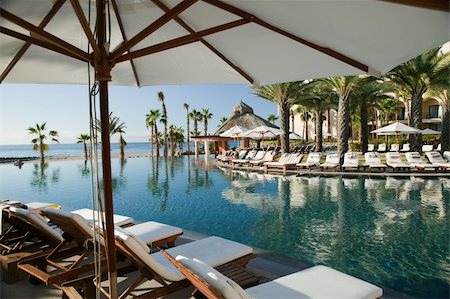 A calm swimming pool and plenty of sun at a resort in Mexico. Photographie de stock - Aubaine LD & Abonnement, Code: 400-04680893