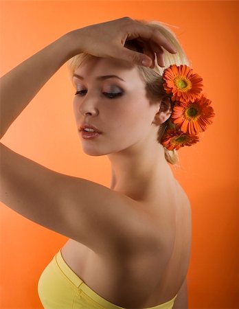 simsearch:400-03914122,k - cute blond girl posing against orange beckground with some gerbera flowers on her head Foto de stock - Super Valor sin royalties y Suscripción, Código: 400-04681153