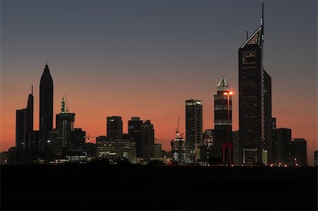 Sunset behind skyline of Dubai Stockbilder - Microstock & Abonnement, Bildnummer: 400-04681228