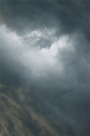 simsearch:400-05663982,k - Close up of rainy  clouds for background Photographie de stock - Aubaine LD & Abonnement, Code: 400-04682280