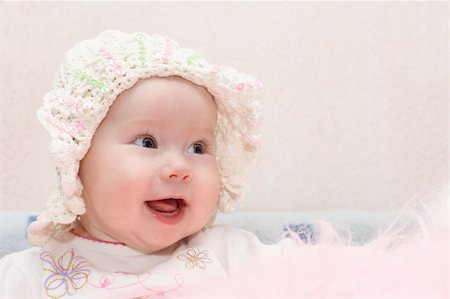 A happy baby in knitted hat Stockbilder - Microstock & Abonnement, Bildnummer: 400-04682779