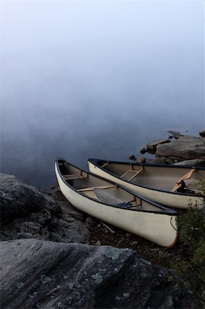 A canoe sitting on the granite shoreline of Parksid bay in Algonquin Provincial Park, in Ontario, Canada. Fotografie stock - Microstock e Abbonamento, Codice: 400-04682801