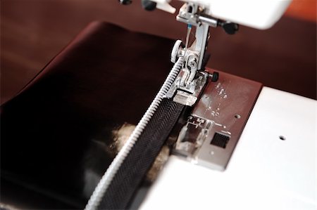 simsearch:700-00199263,k - Sewing a zipper on a black laquer leather. Foto de stock - Super Valor sin royalties y Suscripción, Código: 400-04683101