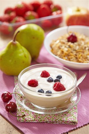 simsearch:400-08110674,k - yogurt with fresh berries Stockbilder - Microstock & Abonnement, Bildnummer: 400-04694181