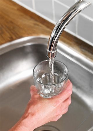 pictures of water glass and faucet - Human filling a glass of water Photographie de stock - Aubaine LD & Abonnement, Code: 400-04695044