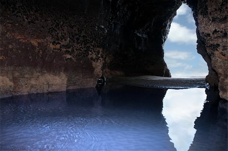 simsearch:400-07716790,k - a view from the inside of a beach cave looking out at the sea Foto de stock - Royalty-Free Super Valor e Assinatura, Número: 400-04695114