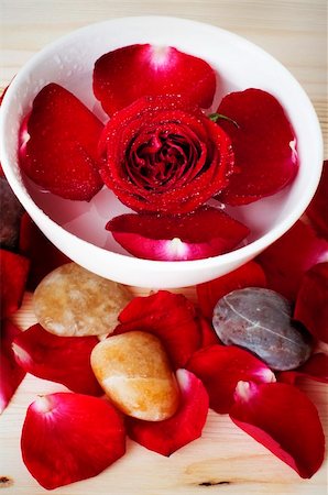 petal on stone - Close up rose and pebbles spa concept Photographie de stock - Aubaine LD & Abonnement, Code: 400-04695229