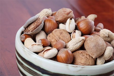 simsearch:400-06098966,k - Bowl with various kinds of nuts on a wooden table Stockbilder - Microstock & Abonnement, Bildnummer: 400-04695316