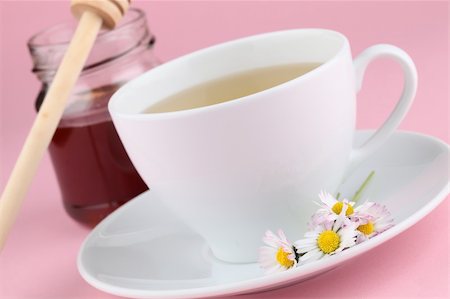 simsearch:400-04691031,k - Healthy herbal tea made from freshly picked daisies with honey Photographie de stock - Aubaine LD & Abonnement, Code: 400-04695311