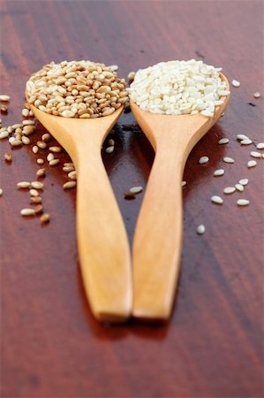 simsearch:700-00342851,k - Roasted and white sesame seeds on wooden spoons Photographie de stock - Aubaine LD & Abonnement, Code: 400-04695324