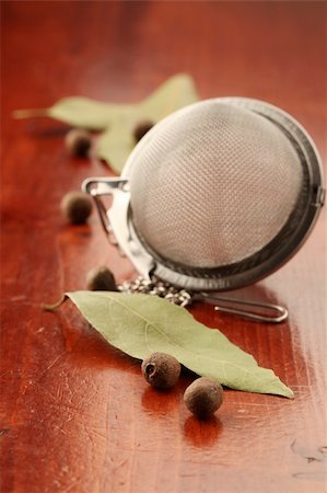 simsearch:400-04590632,k - Allspice, bay leaf and tea strainer on a wooden background Stock Photo - Budget Royalty-Free & Subscription, Code: 400-04695326