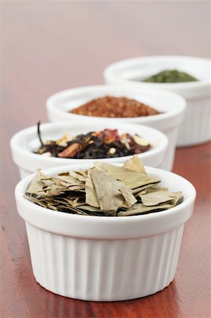 simsearch:400-05678542,k - White bowls with various kinds of tea - focus on dried ginkgo leaves Foto de stock - Super Valor sin royalties y Suscripción, Código: 400-04695328