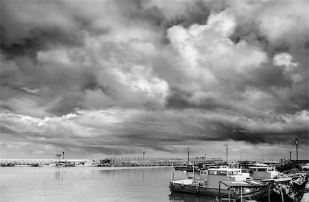 stormy sea boat - Nature scenic of storm clouds with boats on harbor. Foto de stock - Super Valor sin royalties y Suscripción, Código: 400-04696268