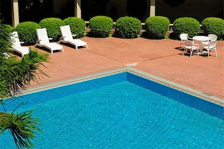 swimming pool side furniture images - swimming pool and chaise longues in a yard Foto de stock - Super Valor sin royalties y Suscripción, Código: 400-04696597