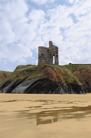 simsearch:400-04696610,k - the old ruin of a castle in ballybunion overlooking the beach Photographie de stock - Aubaine LD & Abonnement, Code: 400-04696610