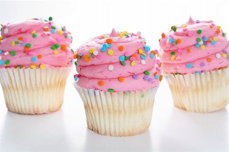 simsearch:400-04178778,k - Three cupcakes with sprinkles Foto de stock - Super Valor sin royalties y Suscripción, Código: 400-04696771