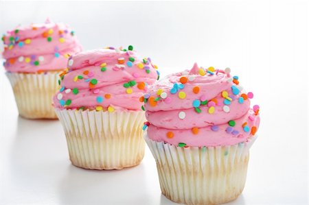 simsearch:400-04178778,k - Three cupcakes with sprinkles in a line Foto de stock - Super Valor sin royalties y Suscripción, Código: 400-04696772