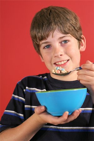 simsearch:400-05014700,k - boy eating cereal vertical Fotografie stock - Microstock e Abbonamento, Codice: 400-04697034