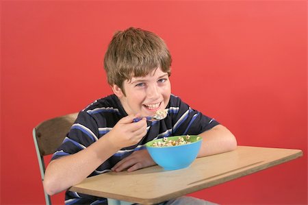 simsearch:400-05014700,k - young boy eating cereal at desk Fotografie stock - Microstock e Abbonamento, Codice: 400-04697036