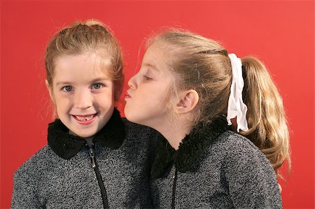 simsearch:400-05352235,k - sister giving a kiss Photographie de stock - Aubaine LD & Abonnement, Code: 400-04697031