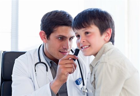 simsearch:400-06874783,k - Serious doctor examining little boy's ears at the practice Stockbilder - Microstock & Abonnement, Bildnummer: 400-04697239
