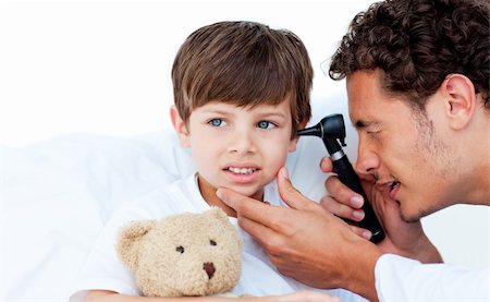 simsearch:400-05265698,k - Concentrated doctor examining patient's ears at the hospital Foto de stock - Super Valor sin royalties y Suscripción, Código: 400-04697306
