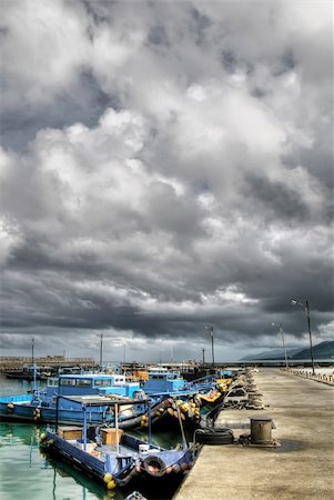 stormy sea boat - Bad weather of storm in harbor with fishing boats on pier. Foto de stock - Super Valor sin royalties y Suscripción, Código: 400-04697774