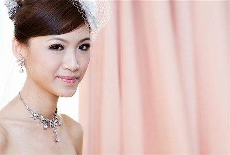 simsearch:400-04679404,k - Beautiful Young Asian bride smiling, focus on foreground Foto de stock - Royalty-Free Super Valor e Assinatura, Número: 400-04698002