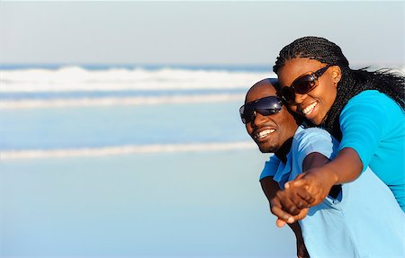 Summer smiles on an attractive black couple Foto de stock - Super Valor sin royalties y Suscripción, Código: 400-04698317