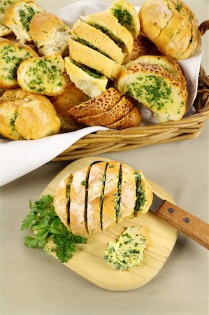 pane all'aglio - Fresh baked sliced herb and garlic rolls straight from the oven. Fotografie stock - Microstock e Abbonamento, Codice: 400-04698374